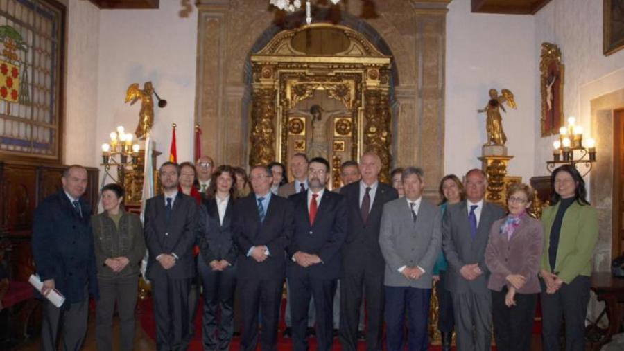 O novo equipo decanal con integrantes do consello de dirección da USC. Fotos Alfonso