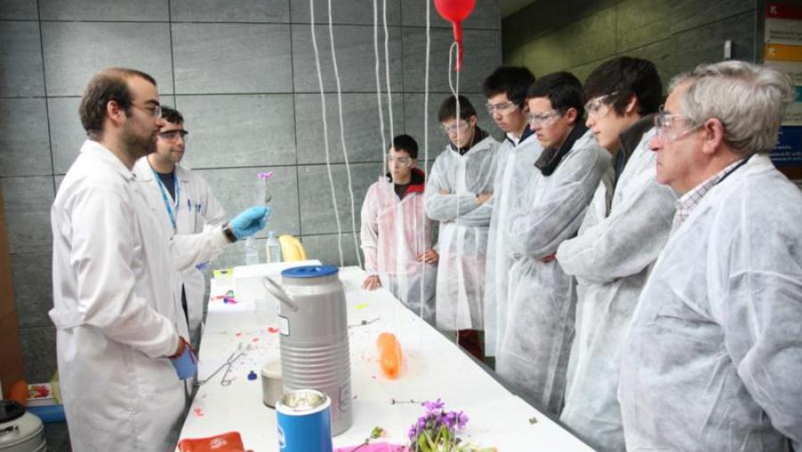 Máis de medio millar de escolares de Santiago e a súa comarca familiarizaranse coa Química no CIQUS