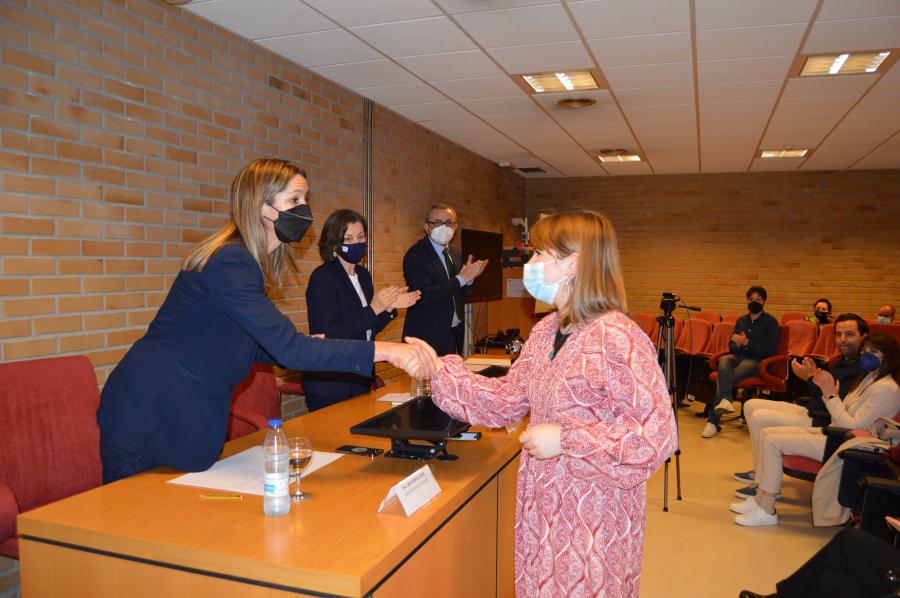 Mariña Pena Blanco recolle o seu premio de mans da alcaldesa de Lugo