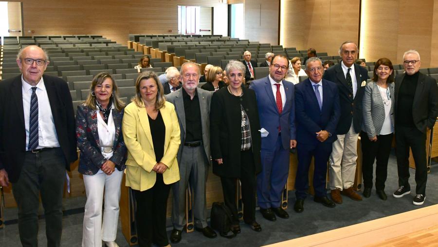 Foto de familia co profesorado homenaxeado. FOTO: Santi Alvite