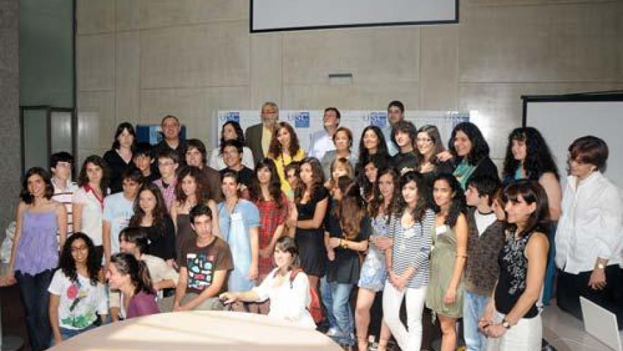 Os trinta rapaces desta segunda quenda de Escive posaron xunto cos responsables dos proxectos para a 'foto de familia'