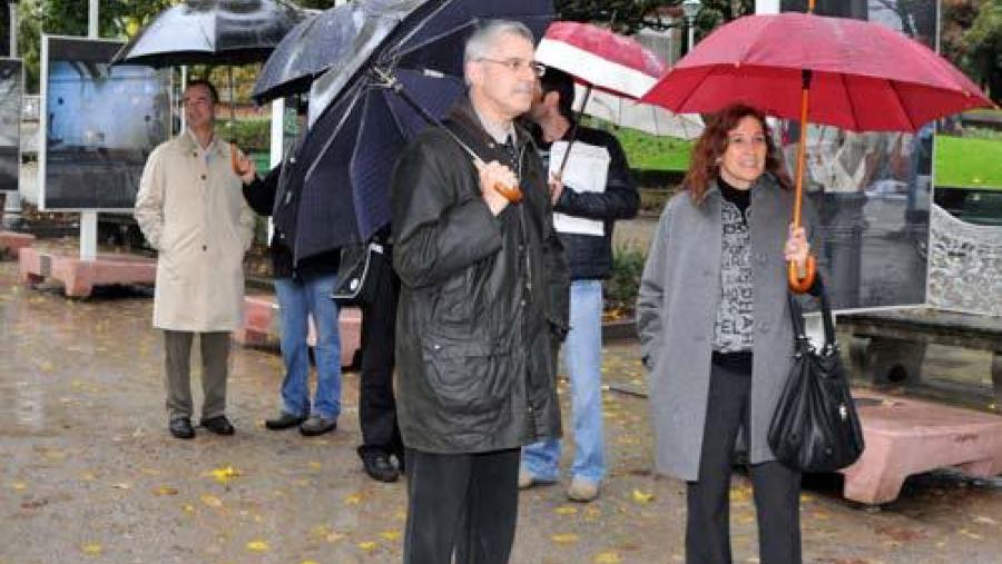 José Luis Miramontes, director do Instituto Galego de Física de Altas Enerxías da USC (IGFAE) e Guadalupe Rodríguez, concelleira delegada de Participación Cidadá de Santiago, no acto de inauguración...
