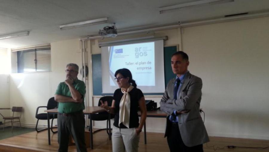 No centro da imaxe, a profesora Loreto Fernández dá a benvida aos participantes dos seminarios celebrados en Compostela