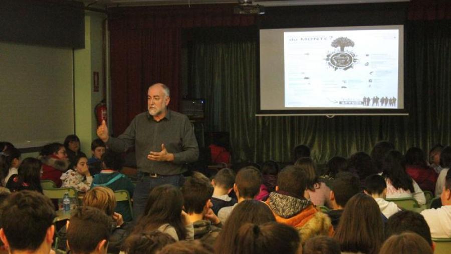 Francisco Javier López González, nunha das charlas ofrecidas en Muxía