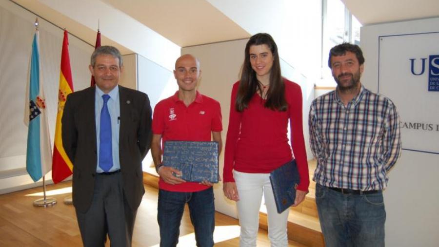 Pedro García Herradón (esquerda) e Jesús Castro (dereita), durante o acto de recoñecemento aos atletas da USC Manuel Hurtado e Paula Ferreiros