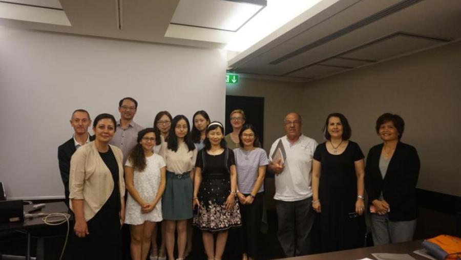 Oro Cabanas, terceiro pola dereita, con participantes e relatores na II Conferencia Internacional de Lingüística e Literatura