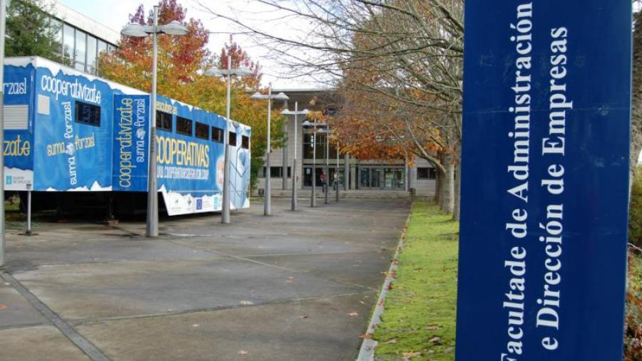 Bus promocional do cooperativismo instalado na explanada da Facultade de ADE
