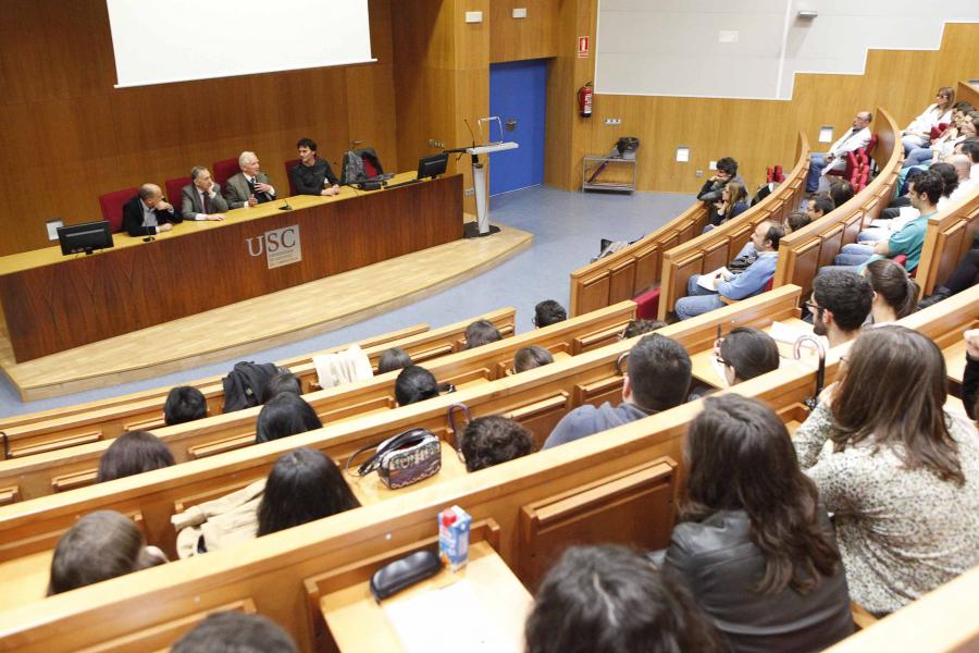 Momento del encuentro de Harald zur Hausen con investigadores