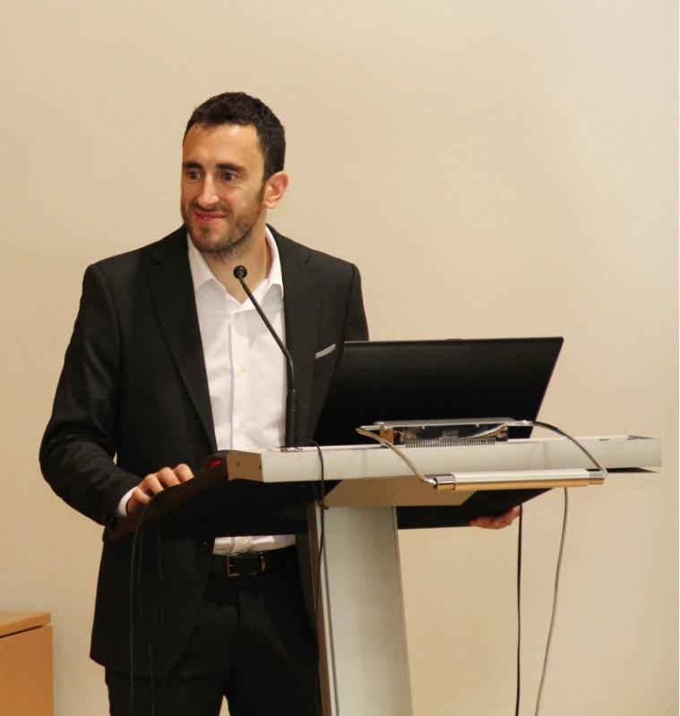 O investigador da ETSE Santiago Gómez Cuervo traballa na eliminación do metano, un gas de efecto invernadoiro