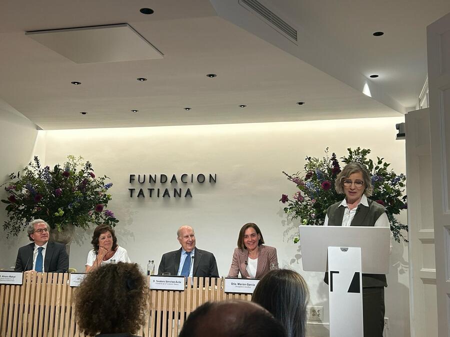 Peregrina Quintela, interviñendo diante da presidencia da Fundación e do xurado