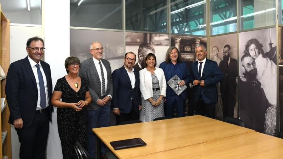 Os asistentes visitan as novas instalacións das cátedras. Foto: Santi Alvite