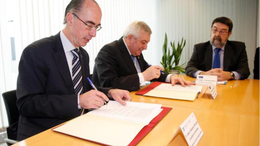 Jesús Vázquez e Juan Viaño asinaron o documento nun acto ao que tamén acudiu o decano Juan Gestal. Foto: Xunta