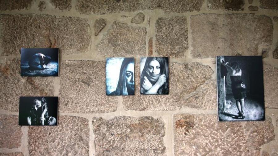 A mostra fotográfica ‘De berros e olladas’ expresa de xeito visual a repulsa contra a violencia de xénero