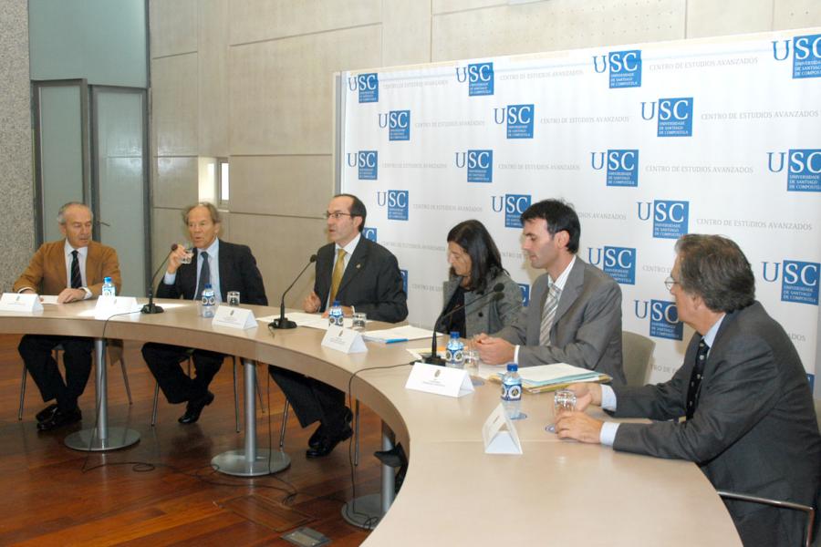 Mesa presidencial del encuentrode Torsten Nils Wiesel con investigadores