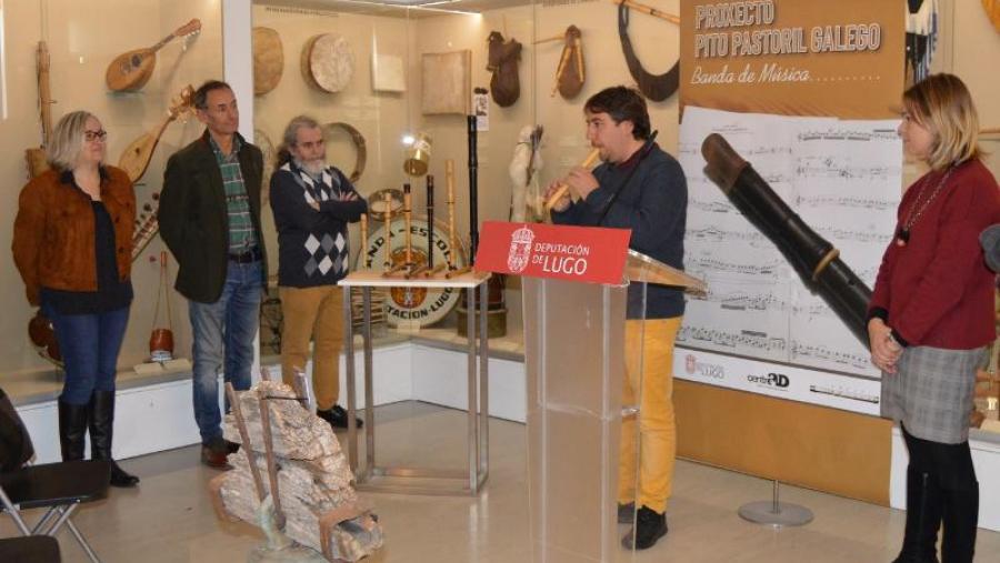 Efraím Díaz toca un pito, na presentación do proxecto orientado a recuperar a música deste instrumento tradicional galego