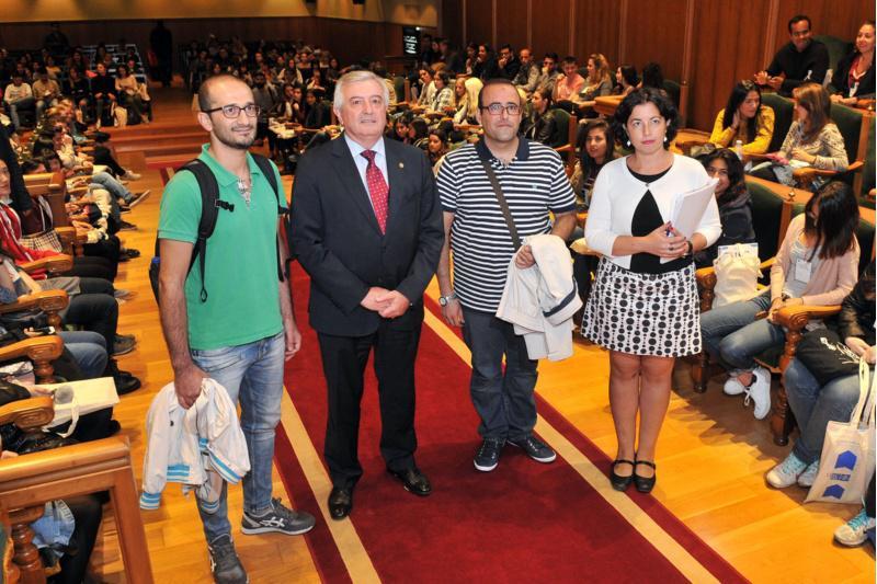 Zaid Alhamwy e Mohamad Kamal Aldalati recibiron as súas credenciais como beneficiarios do Programa de Axudas para Persoas Refuxiadas da USC