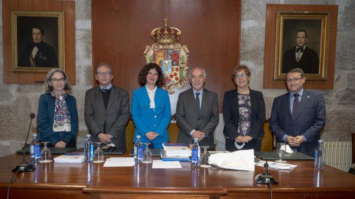 Inmaculada Tomás, terceira pola esquerda, xunto aos membros da comisión que a avaliaron