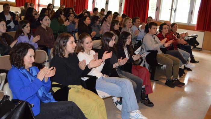 Na primeira fila, estudantes de ensino medio premiados na segunda edición de 'Petiscos de ciencia'