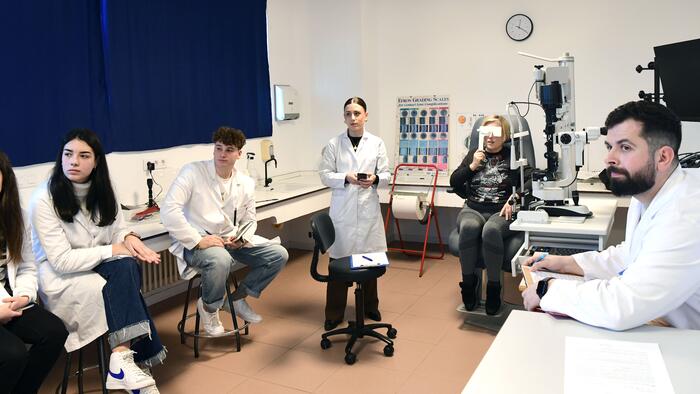 Estudantado nunha clase práctica de Óptica e Optometría. FOTO: Santi Alvite