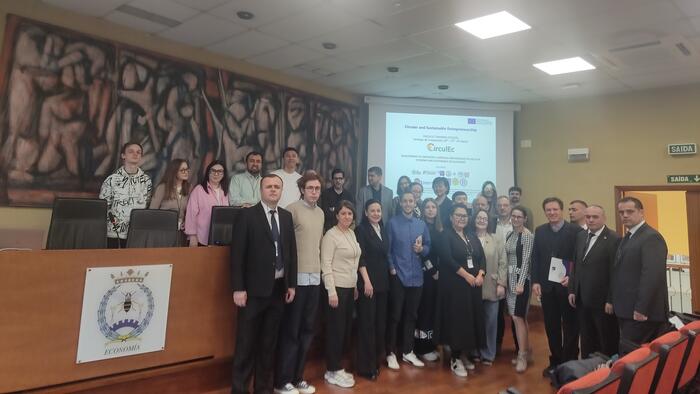 Na inauguración da sesión participaron o vicerreitor de Transformación Dixital e Innovación, Gumersindo Feijoo, e o vicedecano de Estudantes e Relacións Internacionais, Adrián Dios. 