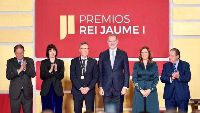 O profesor Mascareñas recibiu o premio de mans do rei Felipe VI. FOTO: Premios Rei Jaume I