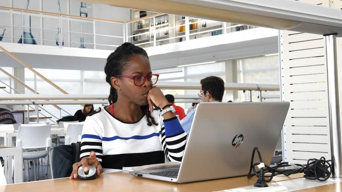Estudiante en una biblioteca
