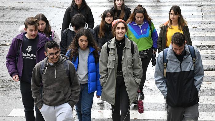 Estudantes camiñando