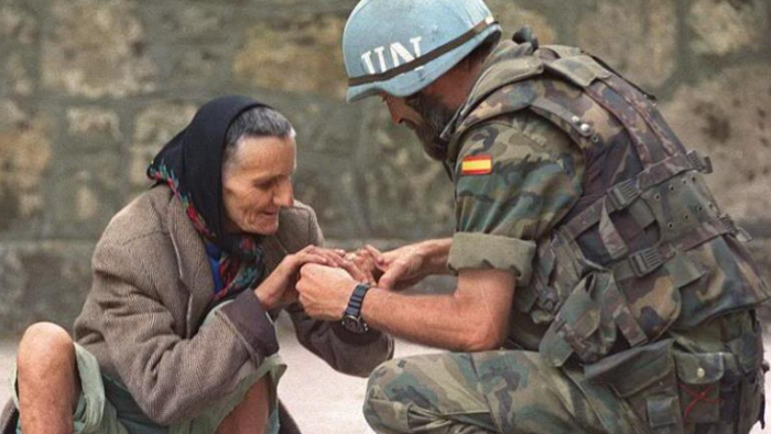 Soldado de Nacións Unidas axudando a unha civil