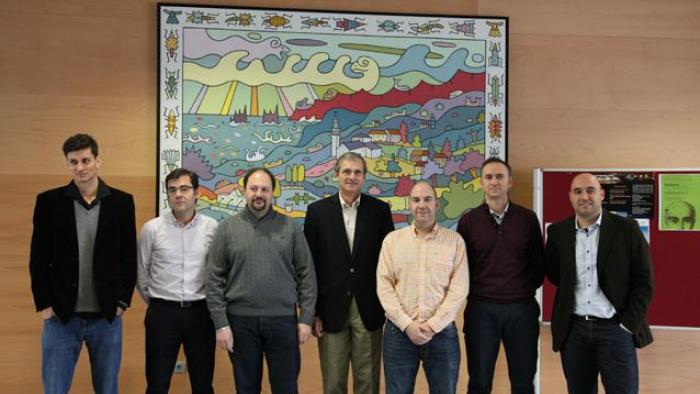 Richard Schrock, no centro, cos responsables dos equipos de investigación da USC que presentaron os seus traballos