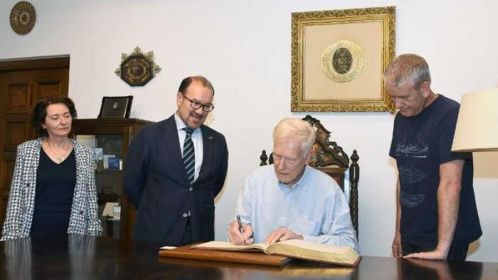 Klaus von Gadow asina no libro de honra da USC en presenza do reitor, Antonio López. Foto Santi Alvite