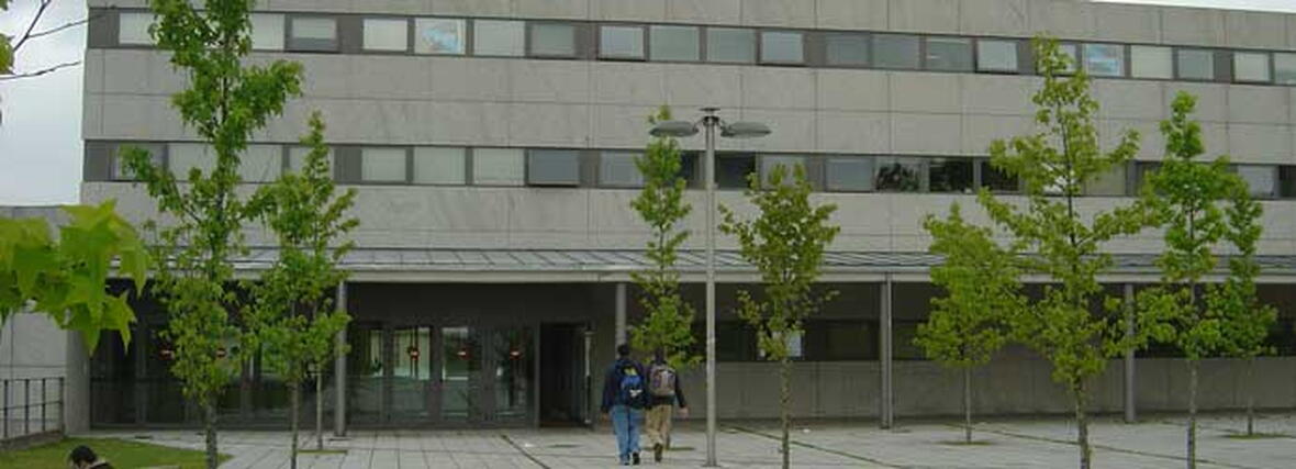 imaxe entrada principal Facultade Psicoloxía módulo A