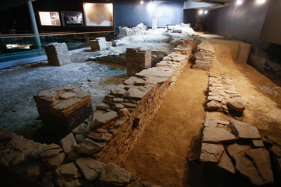 O Museo da Domus é un lugar privilexiado para contemplar a muralla romana, pois é o único punto en toda a cidade que permite observala ata os seus cimentos, xa que a escavación afondou sete metros por baixo do nivel do Lugo actual