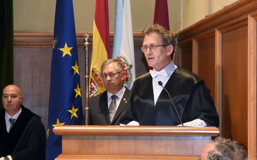 Bernard L. Feringa pronunciando o discurso