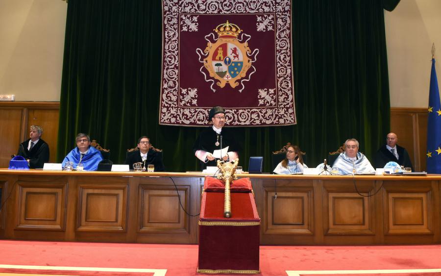 Momento do discurso de benvida aos novos doutores Honoris Causa, Bernard L. Feringa e Nicholas A. Peppas