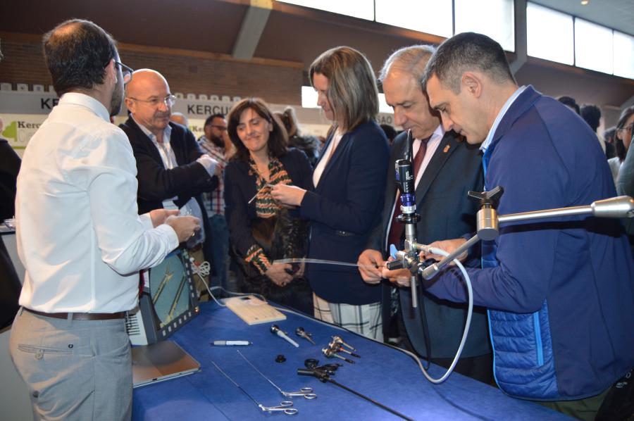Autoridades académicas e políticas, nun dos stands do XXV Congreso da Secive
