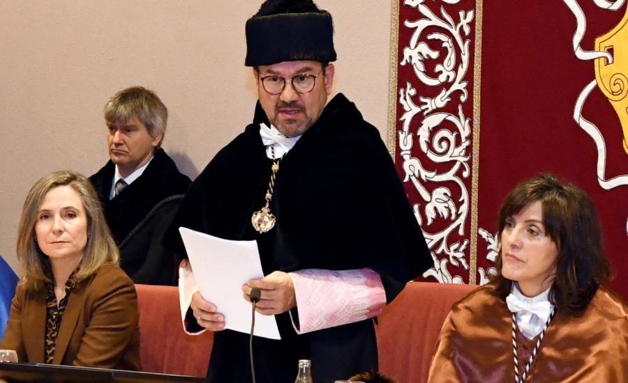 Antonio López, entre Cecilia Sierra e Montserrat Valcárcel, no seu discurso no acto de San Tomé. Foto: Santi Alvite