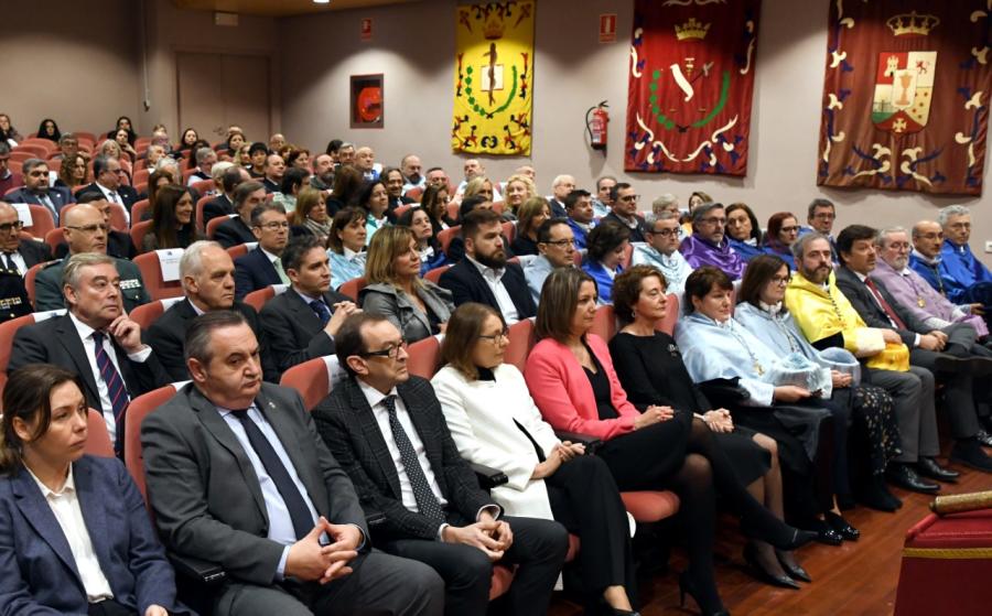 Autoridades académicas e representantes políticos presentes no acto académico de San Tomé. Foto: Santi Alvite