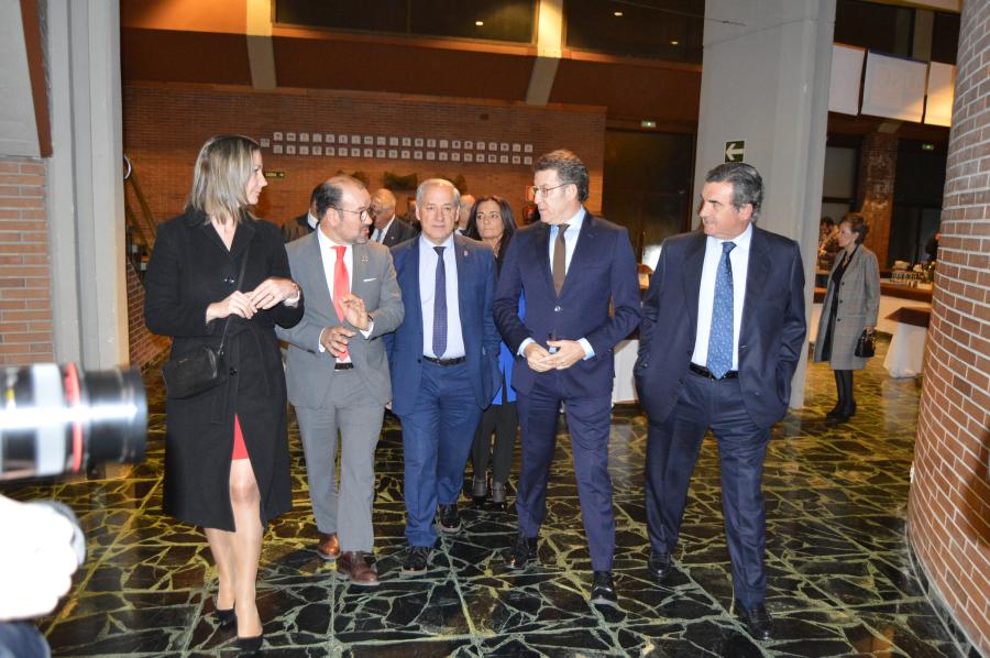 Lara Mëndez, Antonio López, José Tomé, Alberto Núñez Feijóo e Víctor Nogueira, en Veterinaria