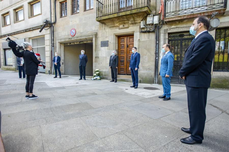A Real Academia Galega homenaxeou a Ricardo Carvalho Calero ao pé da súa casa en Santiago de Compostela. No acto tomou parte o reitor Antonio López. FOTO: RAG
