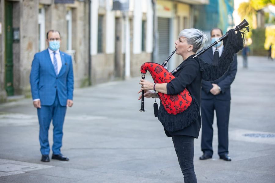 A Real Academia Galega homenaxeou a Ricardo Carvalho Calero ao pé da súa casa en Santiago de Compostela. No acto tomou parte o reitor Antonio López. FOTO: RAG