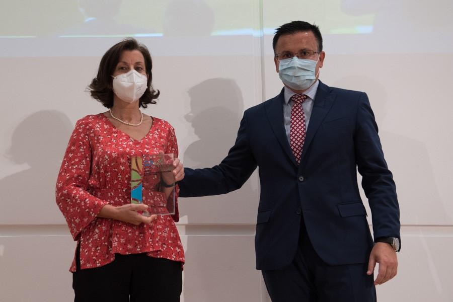 Elvira López Mosquera recolle o galardón de mans de conselleiro de Medio Rural, José González