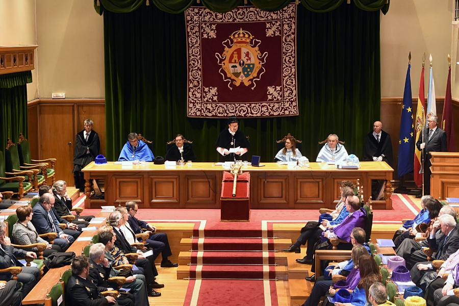 Mesa presidencial e asistentes ao acto