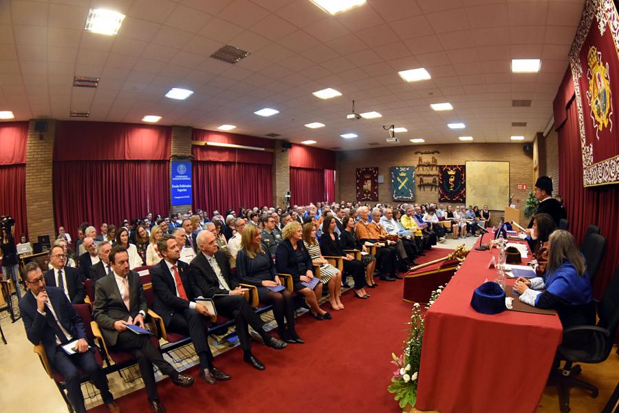 Autoridades e público asistente