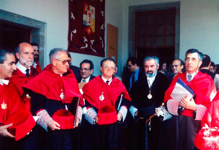 Eduardo García de Enterría co reitor, Darío Villanueva e algúns asistentes