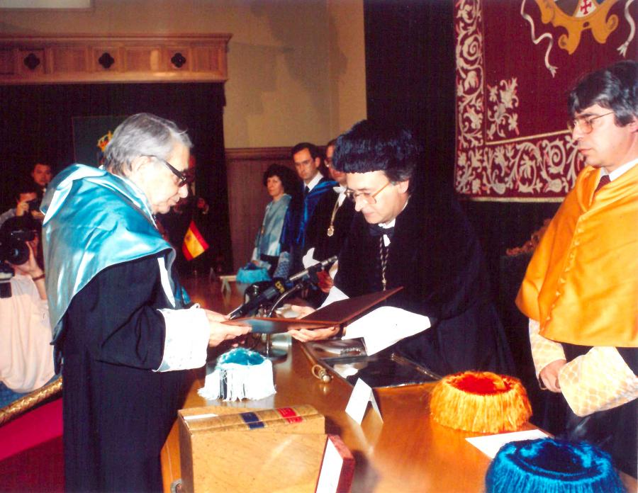 Gonzalo Torrente Ballester e o reitor, Carlos Pajares, nun momento da investidura