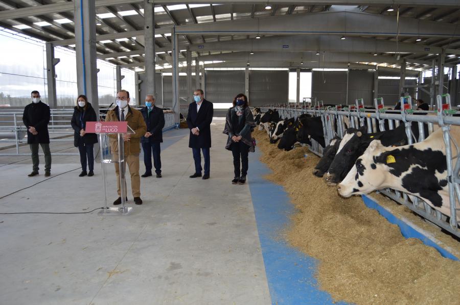 Antonio López fai uso da palabra en presencia de Roberto Fernández, Pilar García, José Tomé, Francisco Balado e Montserrat Valcárcel, 