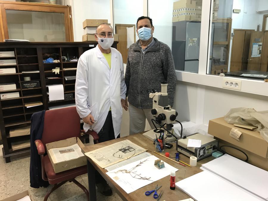 David García e Gustavo Hernández encárganse da montaxe de pregos do SANT