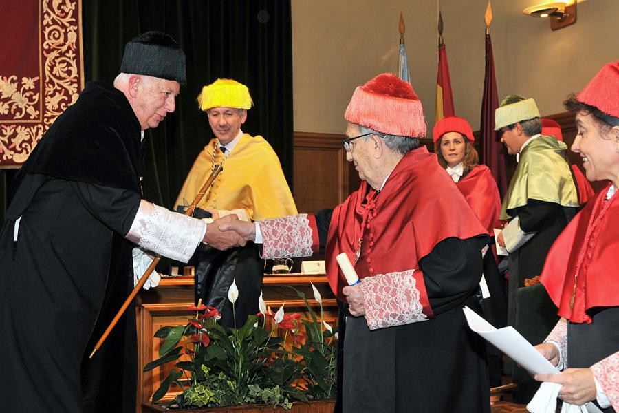 Juan Casares Long saudando a Luís Díez-Picazo y Ponce de León