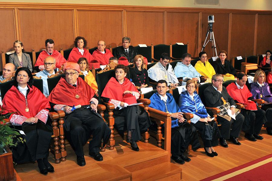 O homenaxeado e algúns asistentes durante o acto