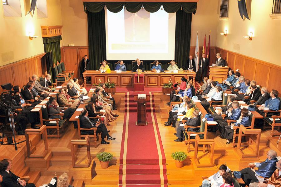Gatze Lettinga pronunciando o seu discurso
